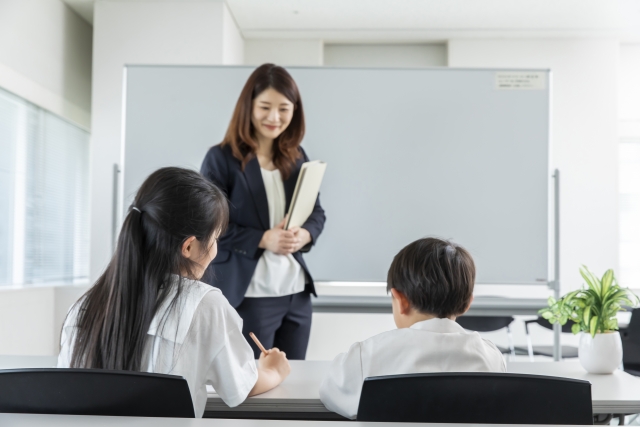 小学教育专业毕业后可以从事什么工作，容易实现就业吗？